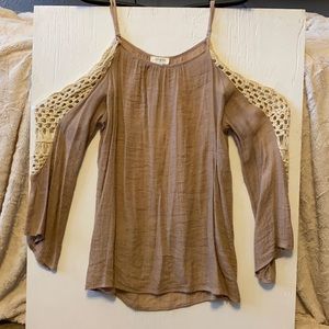 Women’s Blouse w/ adjustable straps.